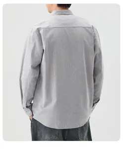 Vue arrière d'une chemise décontractée à manches longues en coton Oxford gris