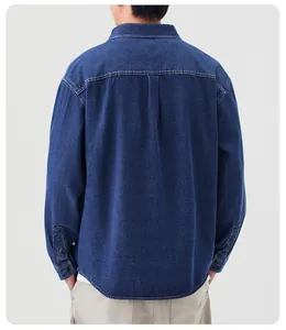 Vista posterior detallada de una camisa vaquera azul oscuro para hombre con pliegue