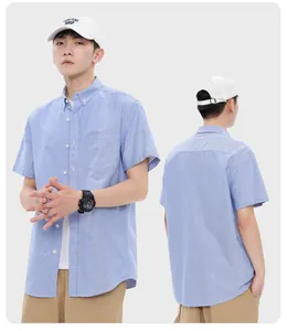 Vue détaillée avant et arrière d'une chemise Oxford à manches courtes bleu clair pour homme