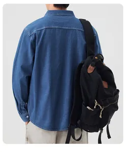Vue arrière d'une chemise classique en jean bleu pour homme avec sac à dos noir