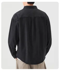 Detalle posterior de una camisa vaquera negra para hombres con costuras impecables