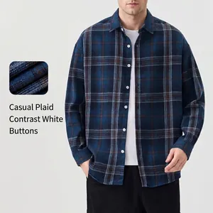Chemise décontractée à carreaux bleu et marron avec boutons blancs contrastés