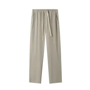 Pantalones casuales de seda de hielo para hombre en color caqui con cordón ajustable.
