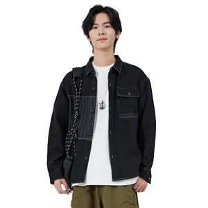 Chaqueta de camisa de mezclilla negra para hombre con diseño de retazos y bolsillos