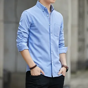 Camisa Oxford de manga larga azul claro para hombre con cuello abotonado y bolsillo.