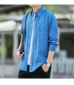 Detailansicht eines hochwertigen blauen Denim-Langarmhemdes für Herren im Vintage-Workwear-Stil