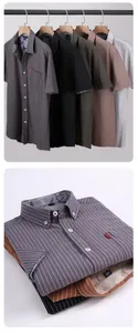 Camicie casual a righe da uomo in vari colori, appese e piegate in modo ordinato