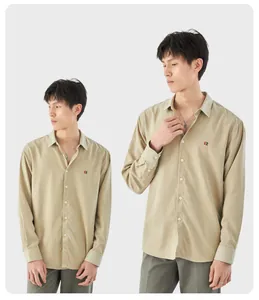 Classica camicia casual kaki da uomo a maniche lunghe con ricamo minimalista sul petto.