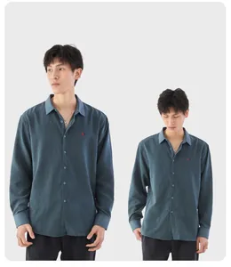Dettaglio camicia casual da uomo a maniche lunghe in velluto verde petrolio con ricamo