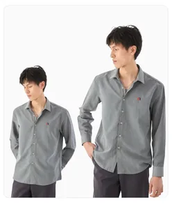 Camicia casual grigia a maniche lunghe da uomo con piccolo logo ricamato sul petto di qualità