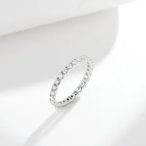 Nahaufnahme eines 2,0-mm-Moissanit-Eternity-Rings aus poliertem 925er-Silber-Finish