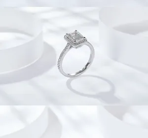 Vue macro d'une élégante bague en moissanite taille émeraude 6x8mm en argent S925