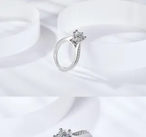Nahaufnahme eines 1-Karat-Moissanit-Rings mit eleganten seitlichen Steinbesatz.