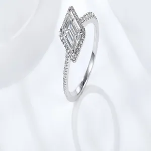 Vue détaillée en gros plan d'une bague moissanite taille émeraude sertie d'un halo