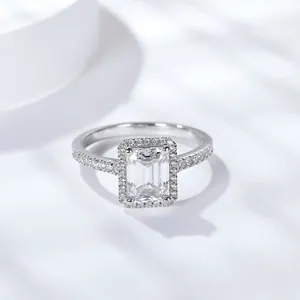 Bague de fiançailles élégante en moissanite taille émeraude en argent S925 pour femme.