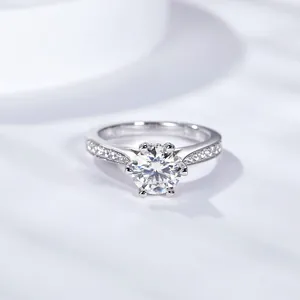 Eleganter 1-Karat-Moissanit-Solitärring mit glitzernden Steinen in Silber-Finish
