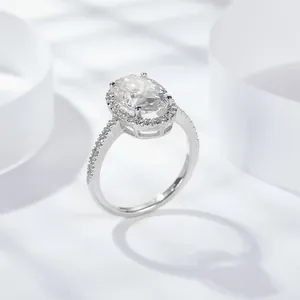 Eleganter Ring aus 925er Sterlingsilber mit ovalem Moissanit und Heiligenschein.