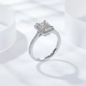 Bague halo élégante en moissanite taille émeraude 6x8 mm en argent sterling S925