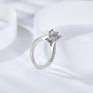 Eleganter 1-Karat-Moissanit-Solitärring mit minimalistischer Silberbandfassung.