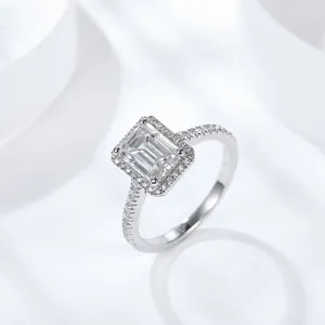 Élégante bague moissanite taille émeraude 6x8mm avec anneau en argent sterling S925