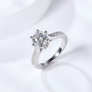 Eleganter 1 Karat runder Moissanit Solitärring mit seitlichen Pavé-Steinen in Silber