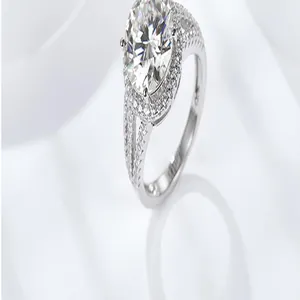 Detalle de primer plano de un anillo de moissanita de 5 quilates con diseño halo