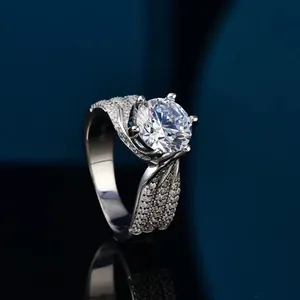 Detailopname van een luxe 5 karaat moissanite ring met pavé zetting in S925 zilver
