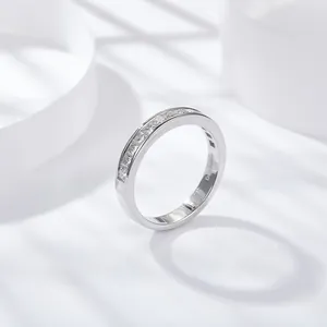 Vista detallada del anillo de plata 925 con piedras Moissanite de corte princesa