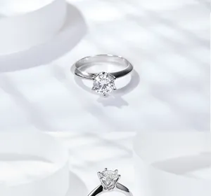 Vista dettagliata dell'anello moissanite classico a sei griffe con fascia in argento S925