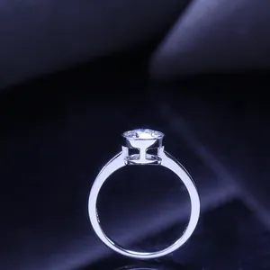 Vista laterale dettagliata dell'anello Moissanite tonda da 1ct in argento S925