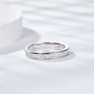 Elegante anillo de eternidad de plata de ley 925 con moissanita de corte princesa para mujer