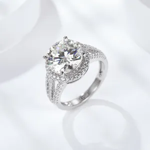 Anillo halo de lujo con moissanita redonda de 5 quilates y vástago dividido en plata