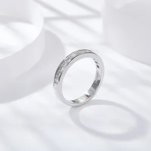 Elegante anillo eternity de plata de ley 925 con moissanita de talla princesa