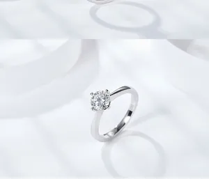 Nahaufnahme eines klassischen Moissanit-Rings mit vier Zacken auf weißem Seidenhintergrund