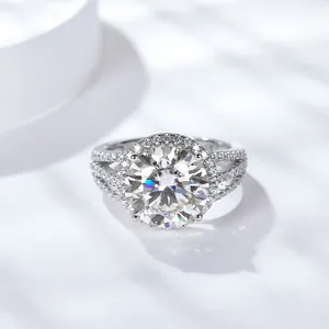 Lujoso anillo de compromiso de moissanita redonda de 5 quilates con halo y banda de pavé