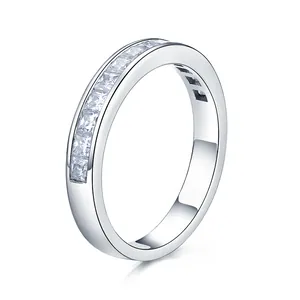 Elegante anillo de plata 925 con moissanitas de corte princesa engastadas en carril.