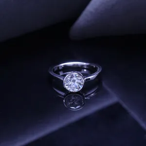 Anello in argento sterling S925 con moissanite rotonda da 1 carato in castone classico.