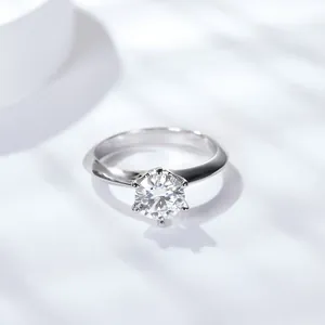 Anello classico in argento S925 con moissanite, incastonatura a sei griffe e gambo ritorto.