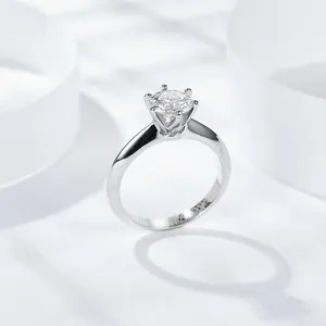 Elegante anello in argento S925 con moissanite a sei griffe e pietra brillante