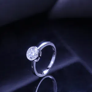 Elegante anello con moissanite rotonda da 1 carato in argento 925 con castone geometrico