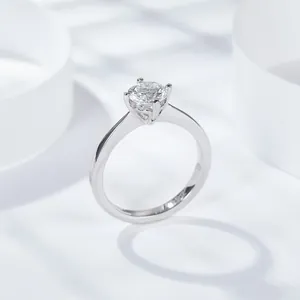 Eleganter klassischer Verlobungsring mit vier Zacken und Moissanit in Silber Weißgold Optik
