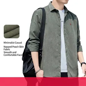 Camicia casual da uomo a maniche lunghe in velluto pelle di pesca verde oliva