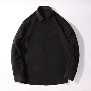 Classica camicia casual nera a maniche lunghe da uomo con piccolo logo sul petto