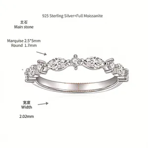 Detailansicht des Rings aus 925 Sterlingsilber mit Moissanit im Marquise- und Rundschliff