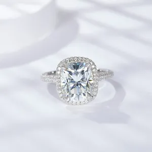 Detalle de anillo de moissanita talla cojín de 5 quilates en plata con banda pavé