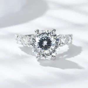 Dettaglio macro dell'anello moissanite da 5 ct taglio fuoco d'artificio a 6 griffe