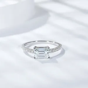Primer plano de anillo de moissanita corte esmeralda con baño de oro 18k sobre blanco