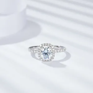Vue macro d'une bague halo en moissanite taille coussin en argent plaqué or 18 carats.