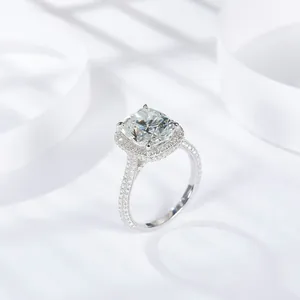 Primer plano detallado de un anillo halo de moissanita de 5 quilates talla cojín