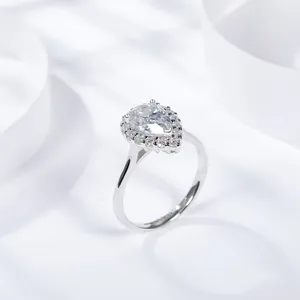 Elégante bague en moissanite taille poire avec sertissage halo en argent plaqué or blanc.